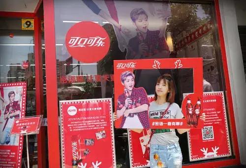 除了傳統的背景墻簽到合影之外.jpg